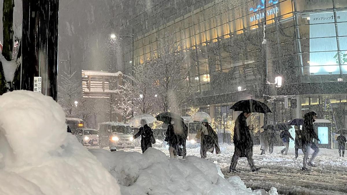 Desde el 17 de diciembre caen fuertes nevadas en Japn Foto AFP